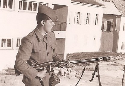 Marko Matoh, 40.klasa, 1. bataljon, 1. čete, 1. vod leta 1970.
    Bil sem puškomitraljezec in na sliki sem nasmejani ležeči bilečanec !